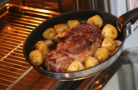 Pièce de bœuf, pommes de terre sautées et sauce béarnaise